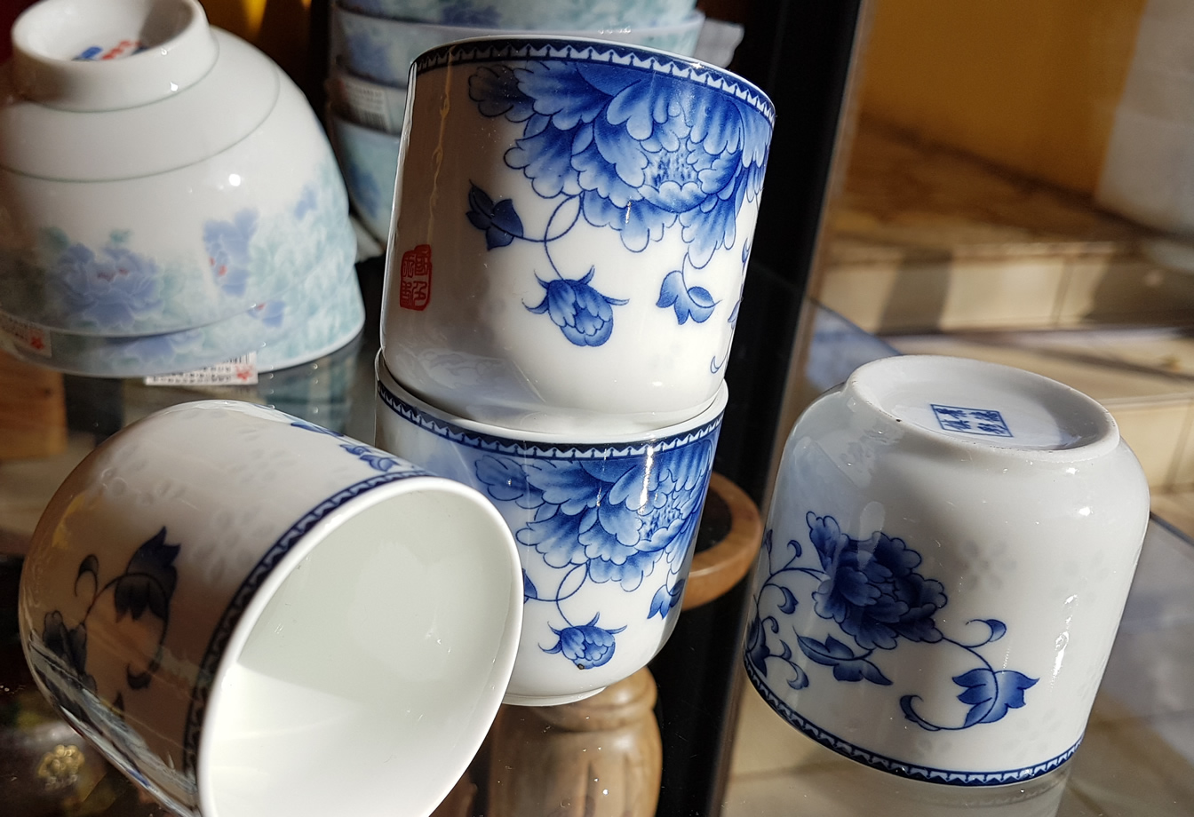 Conjunto de Chá com Bule, Infusor e 6 copos em Porcelana – Peôneas Azul e  Branco