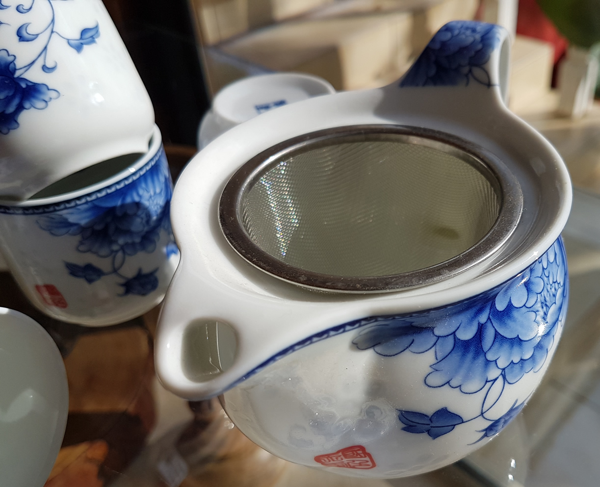 Conjunto de Chá com Bule, Infusor e 6 copos em Porcelana – Peôneas Azul e  Branco