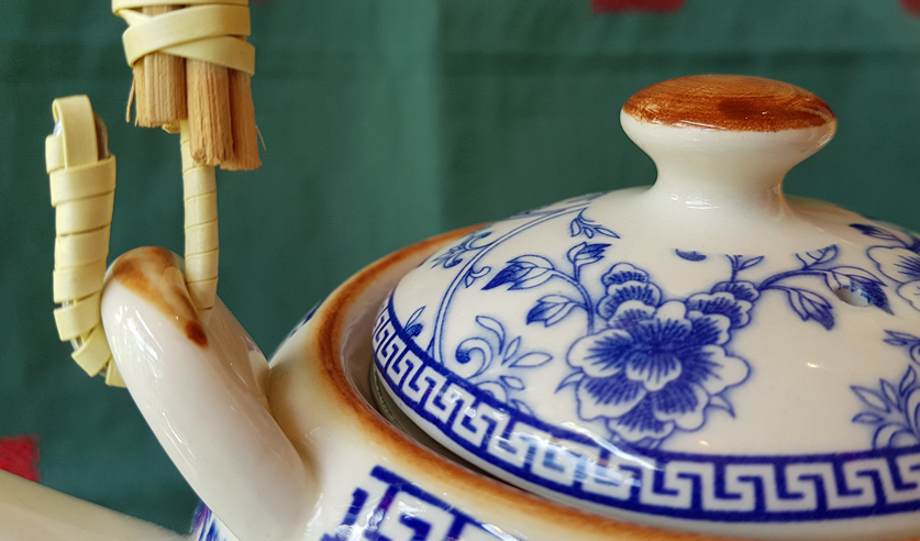 Conjunto de Chá com Bule, Infusor e 6 copos em Porcelana – Peôneas Azul e  Branco