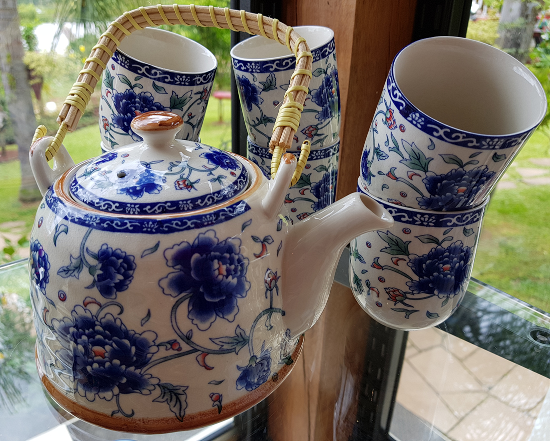 Conjunto de Chá com Bule, Infusor e 6 copos em Porcelana – Peôneas Azul e  Branco